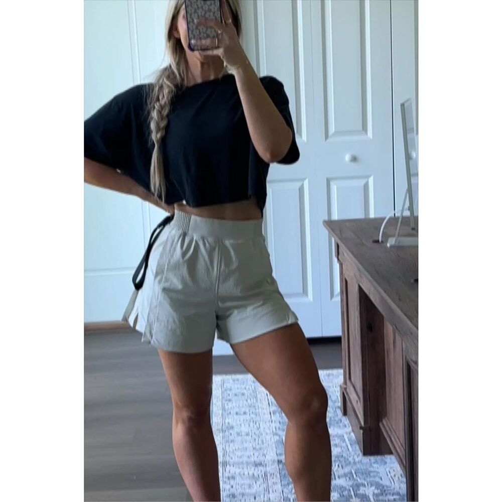 Lululemon Stretch Woven Relaxed-Fit High-Rise Short 4"